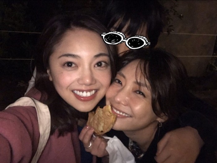 双子の写真が話題に?実妹との関係とは
