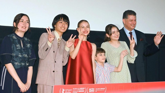 両親の国籍や職業は?おじいちゃんとの関係に影響も
